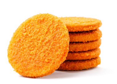 Yuvarlak pirzolalar, beyaz arka planda yarı bitmiş ürünler. İzole edilmiş