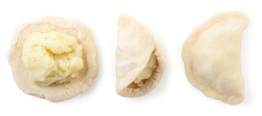 Çiğ hamur köfteleri, beyaz arka planda, izole edilmiş bir şekilde yakın plan dolduruluyor. Yukarıdan görünüm