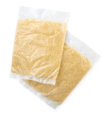 Beyaz arka planda darı yakın plan iki paket. İzole edilmiş