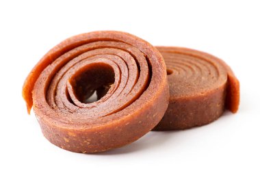 Meyve püresinden Pastila beyaz arka plana yakın çekim yapıyor. İzole edilmiş