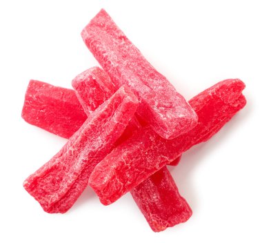 Beyaz arka planda bir yığın kuru papaya meyvesi. Üst görünüm.