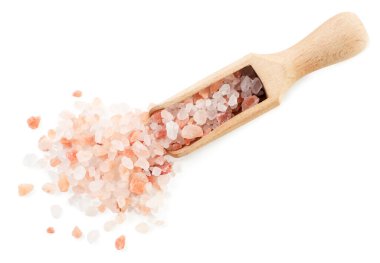 Himalaya pembe tuzu, beyaz arka planda, ahşap kepçeyle yakın plan çekimde. İzole edilmiş