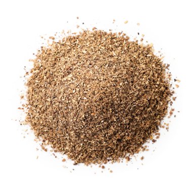 Zemin kişniş yığını beyaz arka planda kapalı, izole. Yukarıdan görünüm