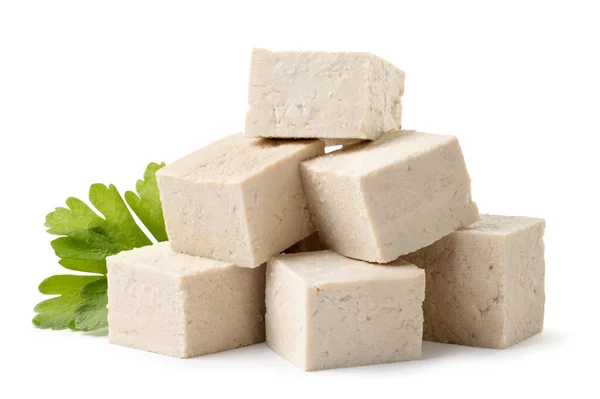 Beyaz arka planda maydanozlu bir yığın doğranmış tofu peyniri. İzole edilmiş