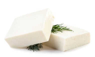 Beyaz arka planda peynirin yakın plan parçaları. İzole edilmiş