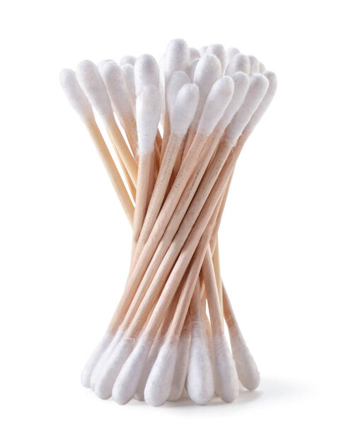 Хлопчатобумажные мазки на деревянном основании для ушей крупным планом на белом фоне. Isolated