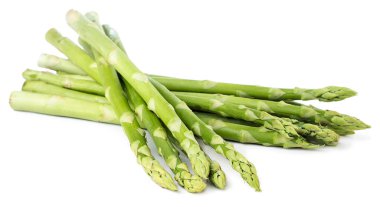 Beyaz arka planda taze kuşkonmaz demeti. İzole edilmiş