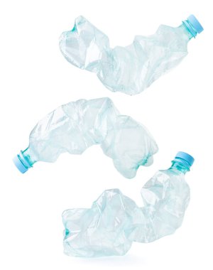 Buruşmuş plastik şişeler beyaz arka plana yakın çekim yapıyor. İzole edilmiş