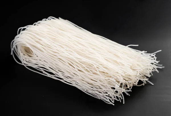 Rýže Vermicelli Zblízka Černém Pozadí Funchoza — Stock fotografie