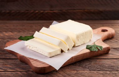 Mutfak tahtasındaki tereyağı ahşap arka planda. Gıda arkaplanı