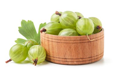 Bektaşi üzümleri, beyaz arka planda, ahşap bir tabakta yakın plan çekimde. İzole edilmiş