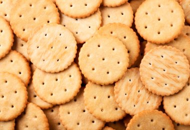 Yuvarlak krakerler arka planda yakın plan. Yukarıdan görünüm