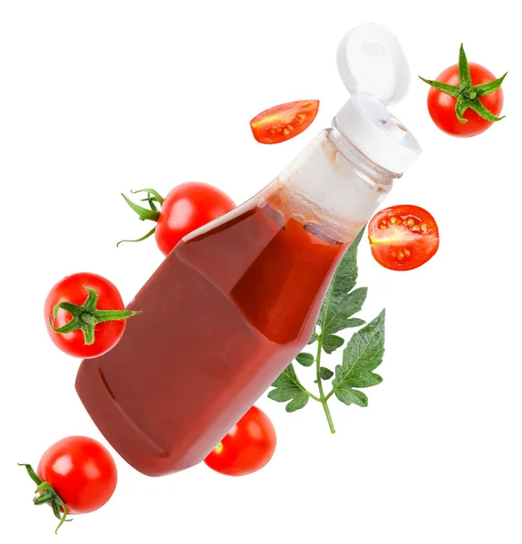 Una Botella Ketchup Tomates Cherry Están Volando Cerca Sobre Fondo — Foto de Stock