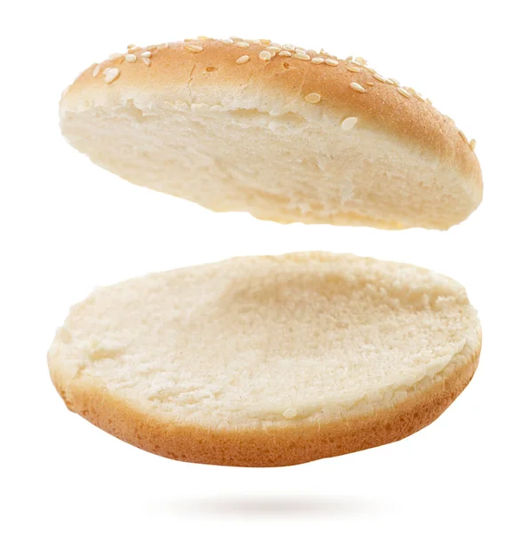 Zwei Hälften Geschnittene Burger Brötchen Fliegen Großaufnahme Auf Weißem Hintergrund — Stockfoto