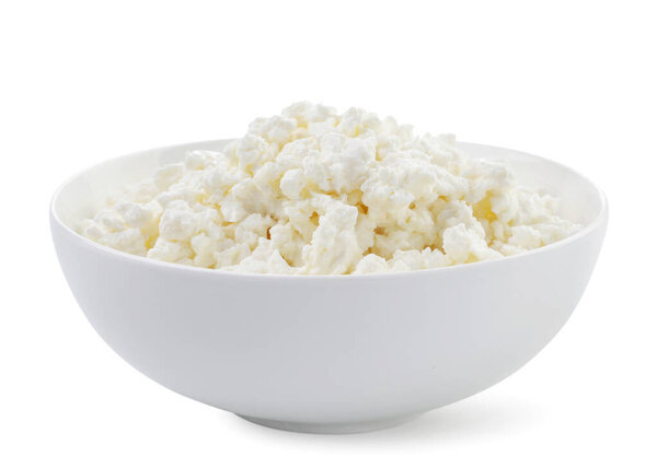 Сыр в тарелке крупным планом на белом фоне. Isolated