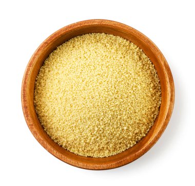 Tahta tabakta kuskus, beyaz arka planda yakın plan. Üst görünüm