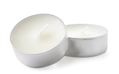 Beyaz arka planda küçük yuvarlak mumlar. İzole edilmiş