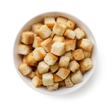 Beyaz arka planda bir tabakta kızarmış ekmek. Üst görünüm