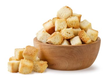 Tahta tabakta kızarmış ekmek ve beyaz arka planda yakın plan bir yığın. İzole edilmiş