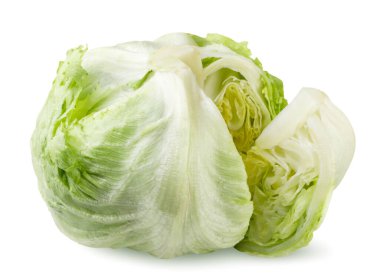 Beyaz arka planda yakın plan kesilmiş buzdağı marulu. İzole edilmiş