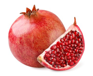 Olgun nar meyvesi ve beyaz arka planda yakın plan kesimi. İzole edilmiş