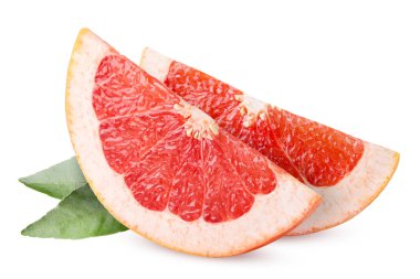 Greyfurt dilimleri ve yaprakları beyaz arka planda yakın plan. İzole edilmiş