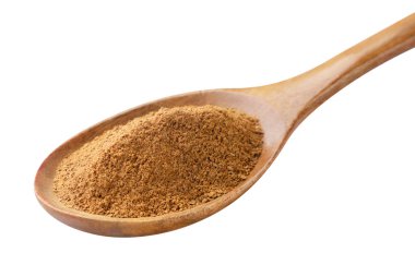 Tahta bir kaşıkta tarçın tozu. Beyaz arka planda yakın plan. İzole edilmiş