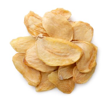 Beyaz arka planda bir yığın kurutulmuş sarımsak. Üst görünüm