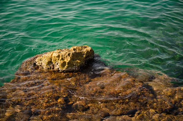 Piedra, roca y agua de mar esmeralda. Polignano a Mare, Italia . —  Fotos de Stock