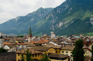 Arka plan olarak yeşil montains ile panoramik veiw Trento üzerinde