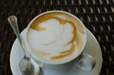 Kapuçino hasır yüzeyinde fincan