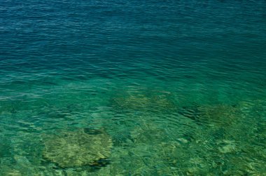 Denizin kayalık zümrüt suyu, Nemira, Hırvatistan