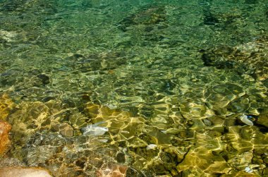 Denizin kayalık zümrüt suyu, Nemira, Hırvatistan