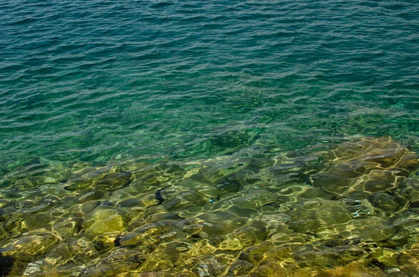 克罗地亚内姆拉海水中闪烁着翡翠的岩石背景 — 图库照片