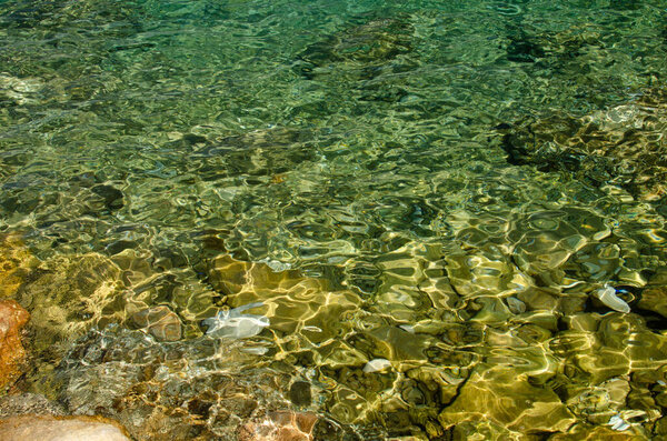 Скалистый фон моря через изумрудную воду, Немира, Хорватия