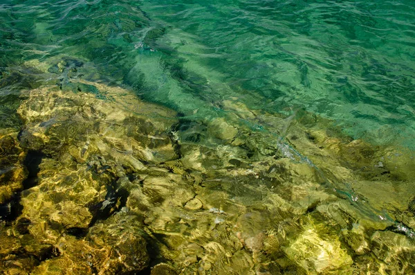 克罗地亚内姆拉海水中闪烁着翡翠的岩石背景 — 图库照片