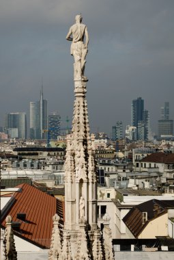 milano city Milano duomo heykel görünüyor