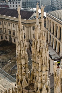 Milano duomo üç heykeller