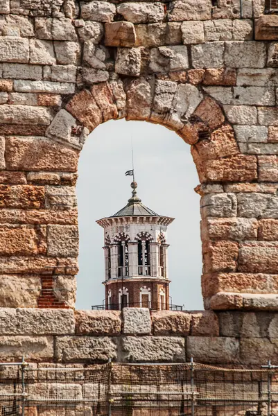 Torre dei lamberti. Blick durch den Bogen der Arena von Verona — Stockfoto