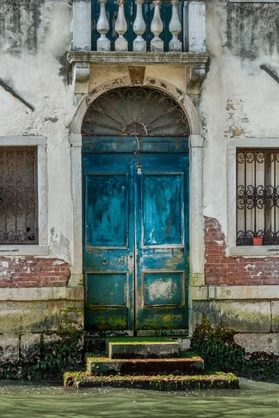 Az ajtó egy velencei házban — Stock Fotó