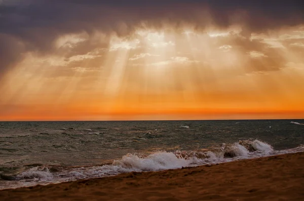 De stralen van de zon boven de zee — Stockfoto