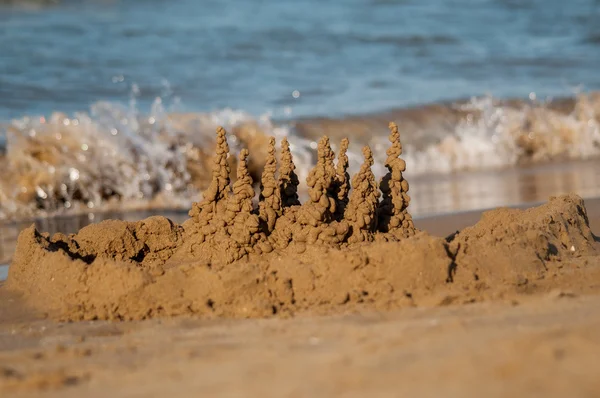 Sandslott med havet som bakgrund — Stockfoto