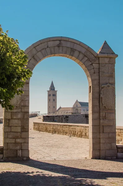 Die kathedrale von trani von einem bogen aus gesehen — Stockfoto