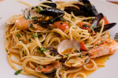 Spagetti con frutti di mare - deniz mahsulleri spagetti - tipik İtalyan yiyecek çanak.