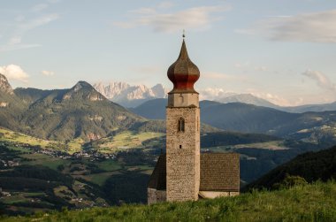 Kiliseyle Renon Maria Saal montains arka plan olarak. İtalya