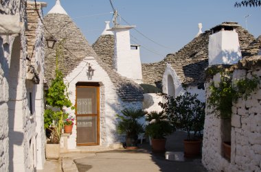 Benzersiz trulli konik çatı ile ev sahipliği yapmaktadır. Alberobello. 