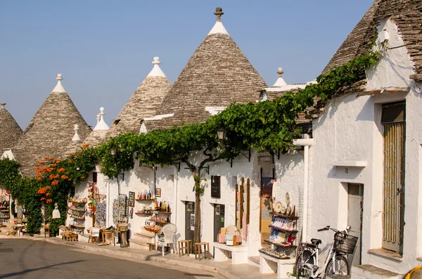 La calle Alberobello con trulli — Foto de Stock