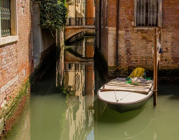 Barco atado cerca de una casa en la calle de Venecia — Foto de Stock