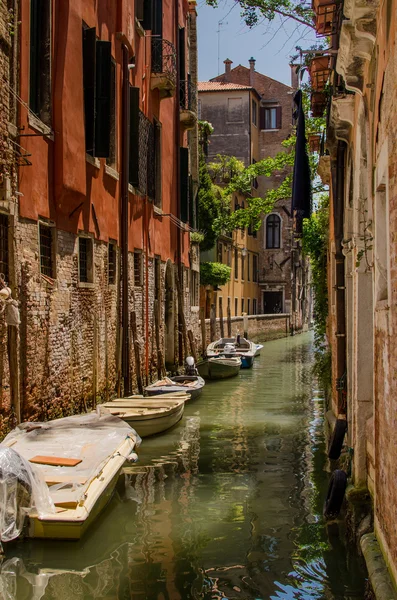 Typischer venezianischer Straßenkanal mit festgemachten Booten in der Nähe eines Hauses — Stockfoto