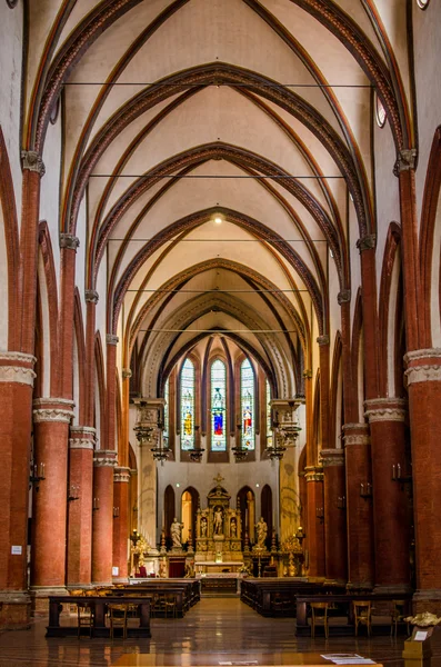 Iglesia católica italiana. Adentro. Columnas y Altar . — Foto de Stock